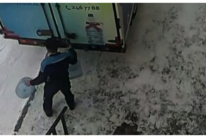 Доставщик воды подпортил день жителям дома