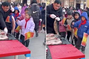 Китайские пятиклассники получают рыбу в качестве награды за хорошие оценки