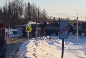 В Пермском крае товарный поезд протаранил заглохший на переезде грузовик