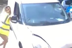 Девушка попыталась остановить автомобиль ногой