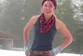 "Снег, виски и топор": мощная девушка-лесоруб