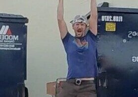 Американка нашла себе мужа на мусорке