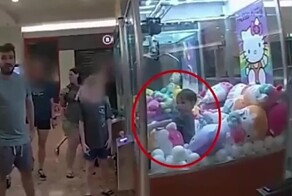 В  Австралии мальчик застрял в автомате с игрушками