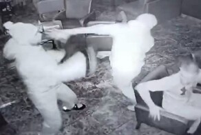 На Урале посетитель ночного клуба устроил жестокую драку с тремя парнями и отправил одного из них в реанимацию