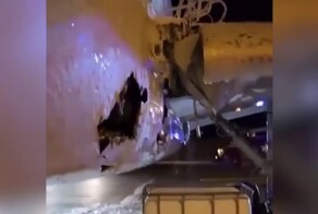 Самолёт задел огни взлетно-посадочной полосы в аэропорту и пробил фюзеляж