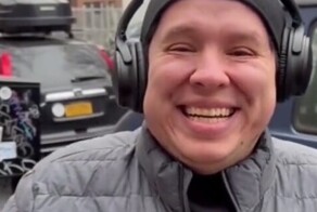 Улыбчивый незнакомец, который любит свою работу