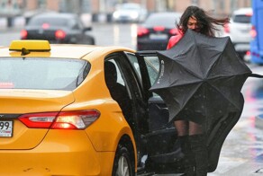 Депутаты предложили запретить таксистам задирать тарифы в плохую погоду