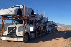 Вышел из тюрьмы и угнал автовоз с новенькими корветами, чтобы добраться до дома