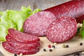 Охранники супермаркета пытались вымогать у пенсионерки деньги за случайно неоплаченную колбасу