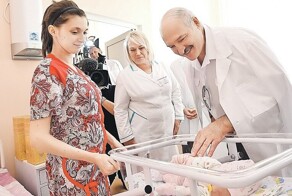 В Белоруссии планируют ввести штрафы за "добровольный отказ от детей"