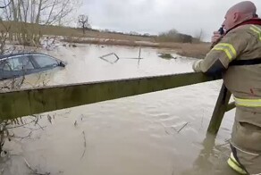 В Британии спасатели спокойно стояли на берегу, пока водитель пытался выбраться из тонущего автомобиля