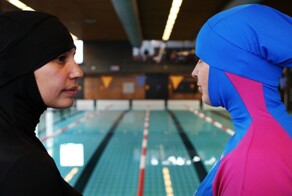 "Постирают манатки, а нам - плавай в непонятно какой воде": жительницам ХМАО запретили посещать бассейн в мусульманских купальниках