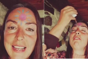 Женщина утверждает, что избавилась от проблем со зрением, закапывая себе в глаза мочу