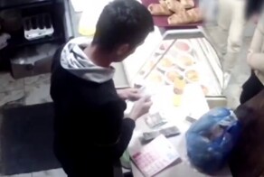 В Москве работники мусоровоза нашли в мусоре фальшивые миллионы и раздали их своим знакомым