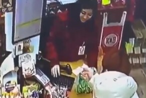 Сотрудница магазина уснула стоя у кассы