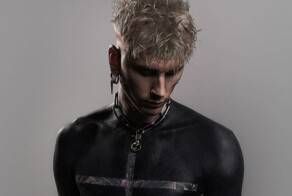 Machine Gun Kelly сделал огромную чёрную татуировку