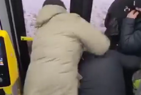 «Я тебе баллончик знаешь куда засуну?»: неадекватный зумер распылил перцовку в автобусе с пассажирами