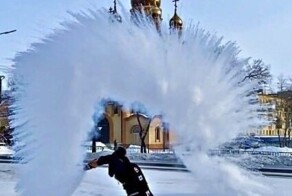 «Будете отвечать перед законом, неуважение верующих»: в Иркутской области священник пригрозил штрафами за фото с замерзающей водой на фоне храма