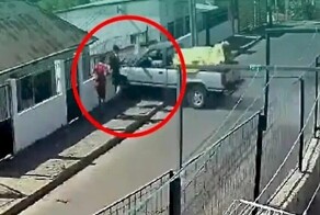 Неуправляемый пикап «сбежал» от хозяина и чудом не раздавил пешеходов