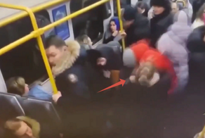 Не так посмотрели: в подмосковной электричке девушка с ножом набросилась на мужчину