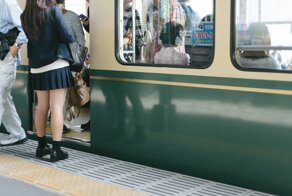 Внезапное трогание  девушек в японском метро: кто такие чиканы и что они делают