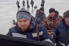 «Рыбы наловили? Ага, полные штаны»: в Петербурге спасателям пришлось эвакуировать 35 рыбаков с отколовшейся льдины