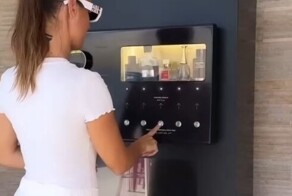 Автомат для распыления люксового парфюма в ОАЭ