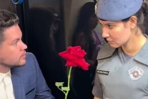 Парень поднял настроение сотруднице военной полиции