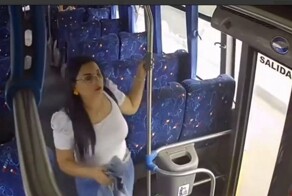 В Бразилии девушку сбил мотоциклист, когда она вышла из автобуса