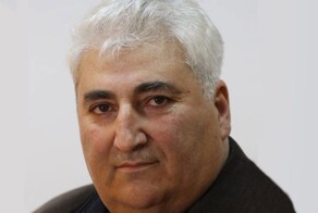 Тучный экс-депутат не смог пристегнуться к креслу в самолёте и устроил дебош