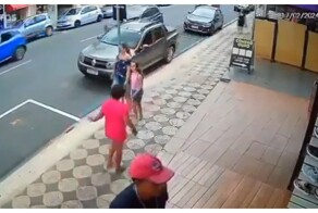 Женщина без причины ударила девочку на улице