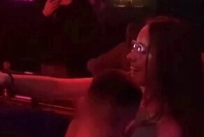 "От титьки не оторвать!": в ночном клубе Новосибирска молодая мать накормила посетителей грудным молоком