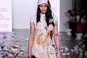 Высокая мода, нам не понять: в Милане зрители кидали мусор в модель