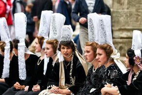 На голове её колпак… а, нет, это гигантский бигуди!