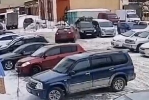 Перепутала педали и повредила 7 автомобилей