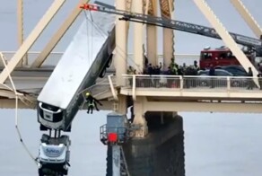 В Кентукки фура чудом не свалилась с моста