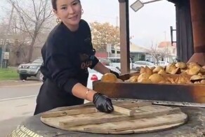 Мир не готов к этому: казахи изобрели бургер-самсу, приготовленный в тандыре