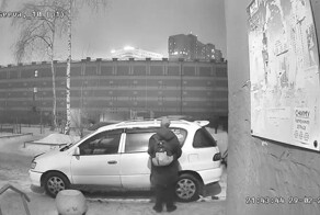 В Новосибирске мужчина справил нужду на автомобиль, который был припаркован прямо у подъезда
