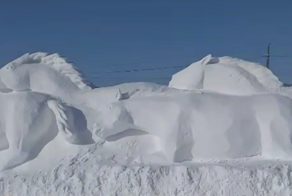 Житель Якутии вырезал из снега табун лошадей