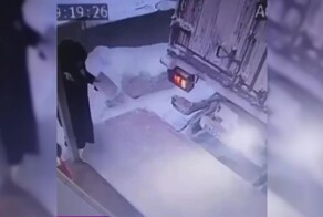 Женщине едва не отсекло ногу погрузочной платформой грузовика, когда тот сдавал назад