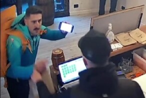 Двенадцать друзей Оушена курят в сторонке после такого ограбления