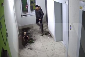 В Уфе мужчина устроил погром в подъезде