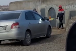 «Akosh + Sasha»: во Владивостоке силовики задержали мигранта, разрисовавшего памятник исторического значения