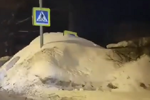 В Подмосковье, вместо уборки снега, прорыли для пешеходов тоннель в сугробе