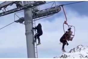 Ловкий мужчина спас туриста, сорвавшегося с кресла с подъемника