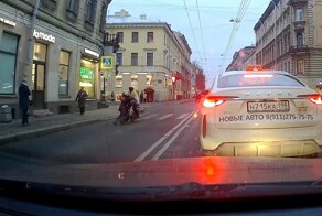Оказалось, что переходить дорогу ей и не нужно было