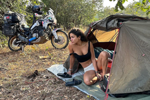 Ворвались в палатку с ножами: испанскую байкершу в Индии изнасиловали семеро мужчин