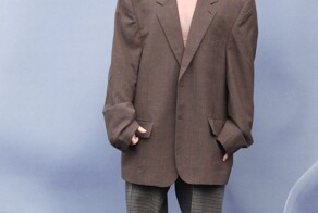 Грязные штаны и куртки размером с дом: в чем пришли знаменитости на показ модного дома Balenciaga