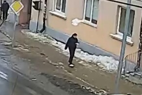 Глыба льда упала на девушку в Петрозаводске