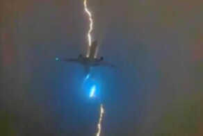 Молния ударила в пассажирский самолет